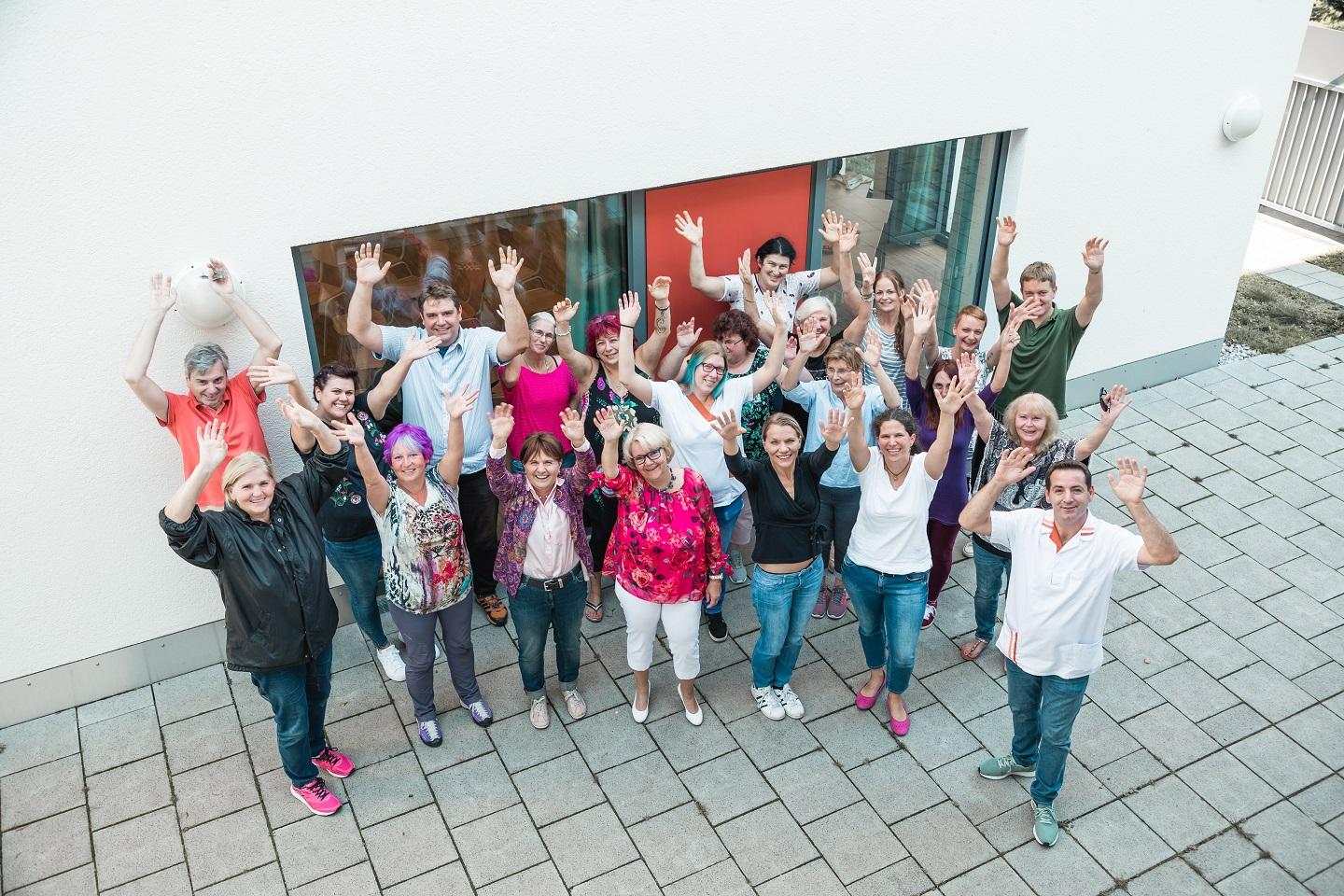 Das Team von PFLEGE DAHEIM winkt dem Besucher