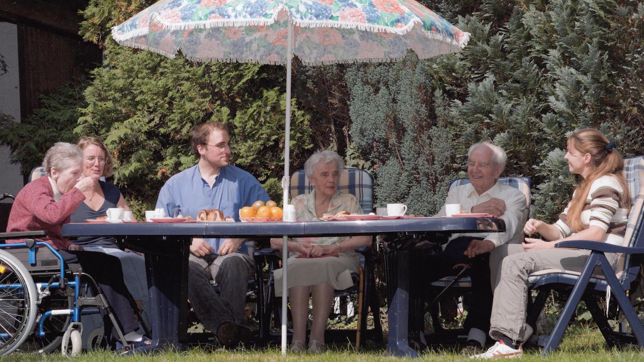 Ein Treffen verschiedener Menschen im Wohnen im Viertel